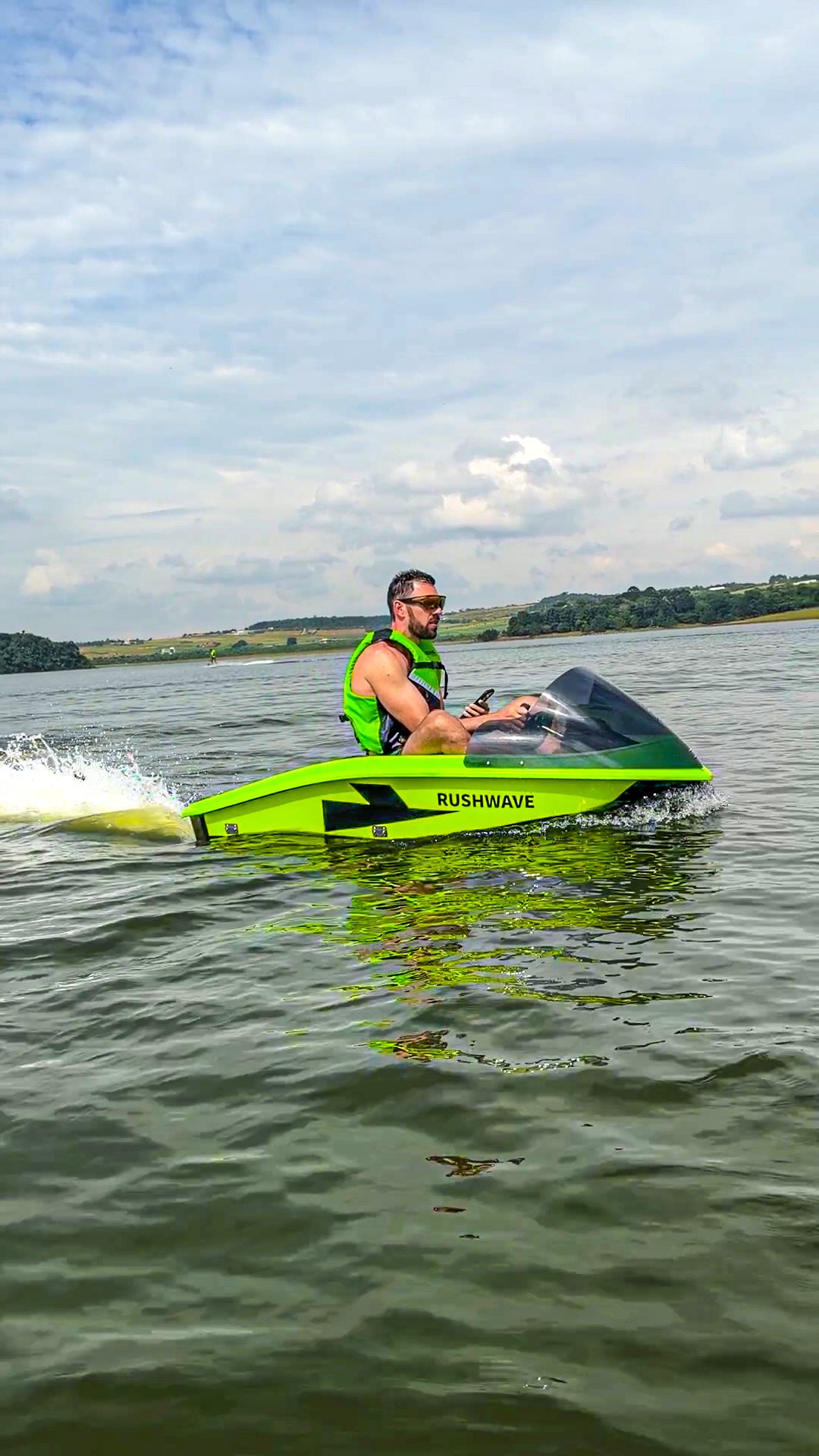 Barone Prêmios andando de jet ski